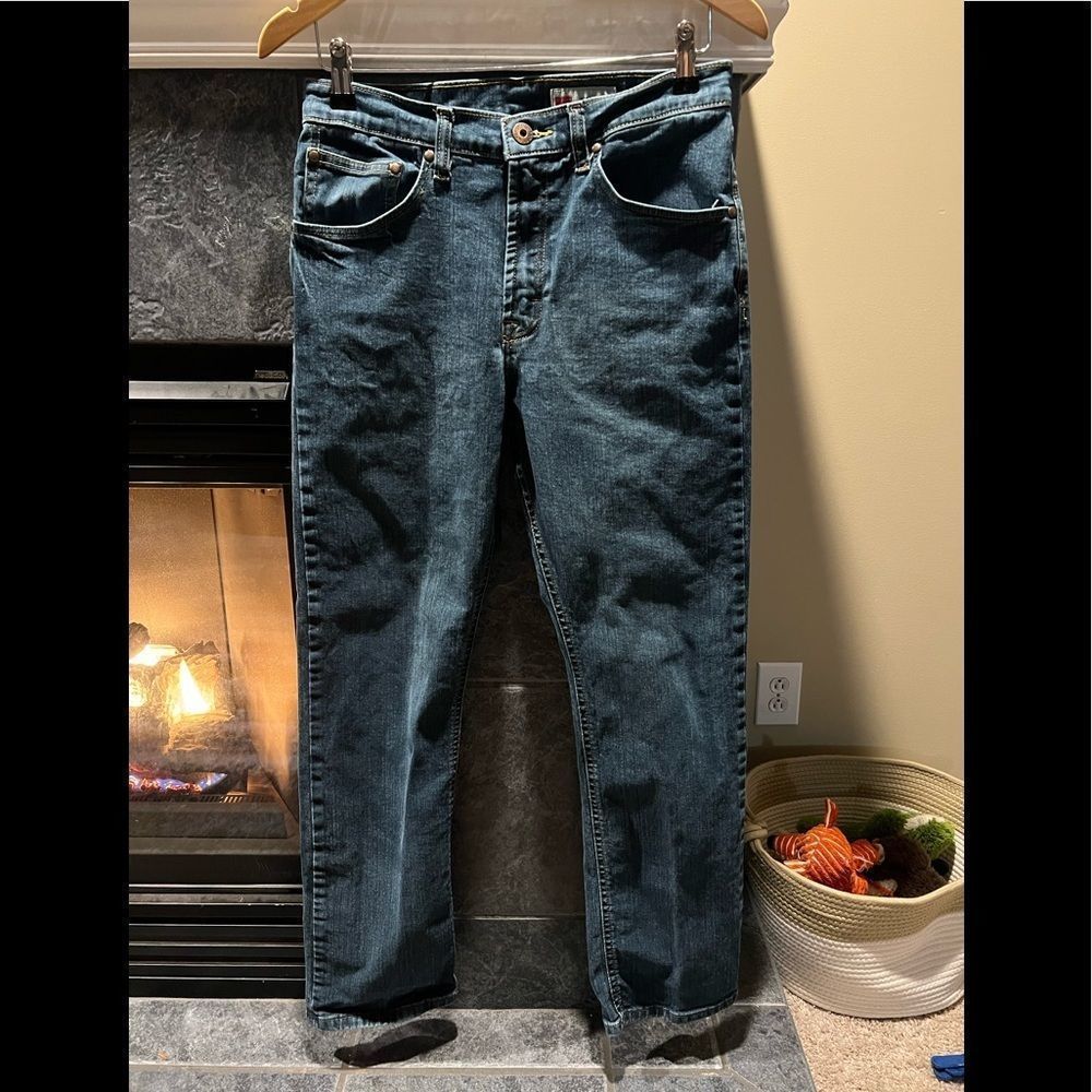 EUC Men’s Wrangler Jeans. Straight Fit. Size 29x30 Medium Wash.
